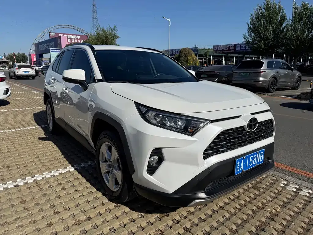 Toyota RAV4 — фото 9