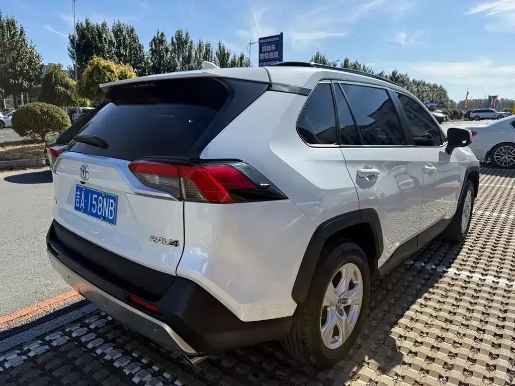 Toyota RAV4 — фото 6