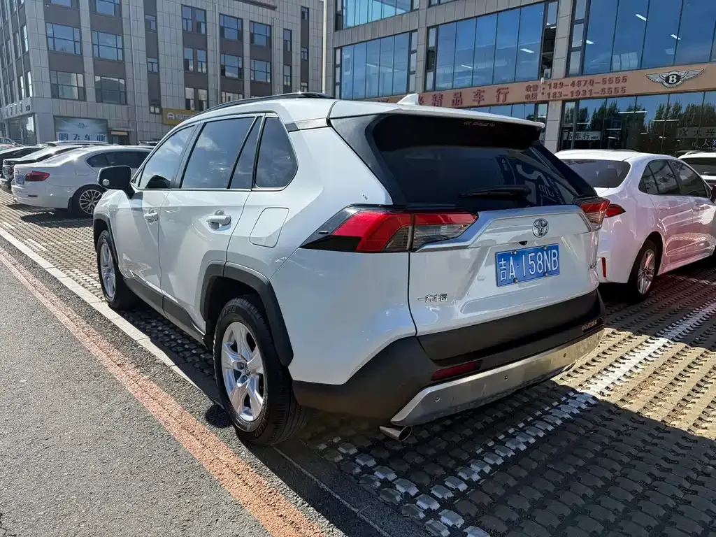 Toyota RAV4 — фото 7
