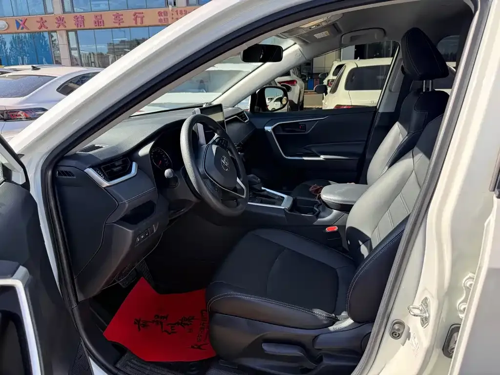 Toyota RAV4 — фото 5