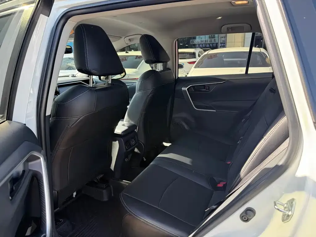 Toyota RAV4 — фото 3
