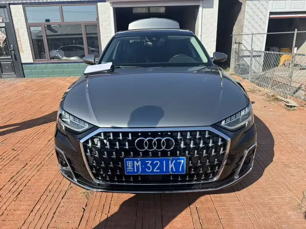 Audi A8 — фото 1