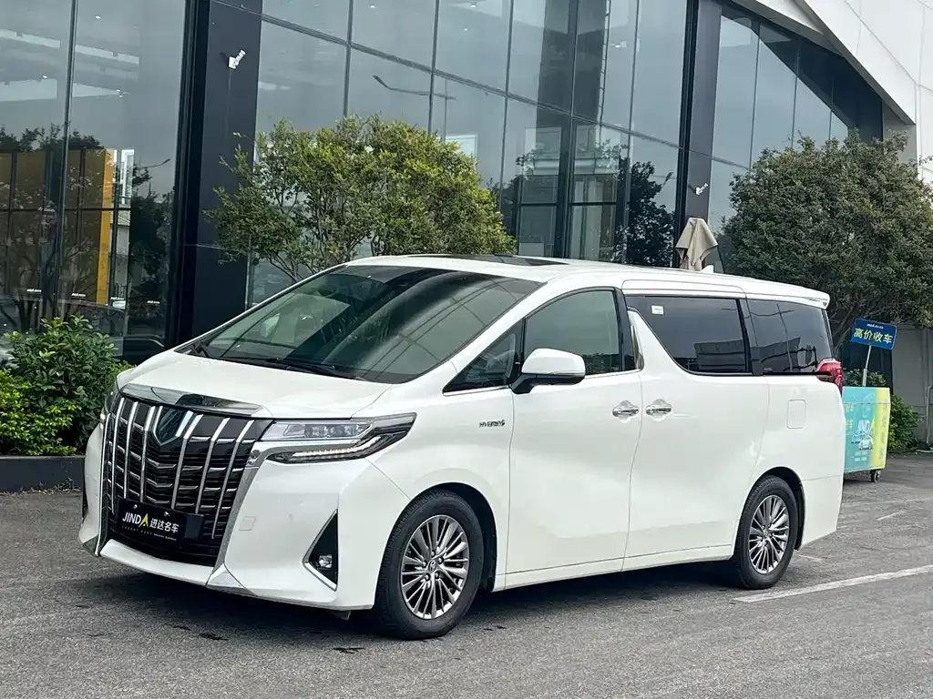 Toyota Alphard — фото 1