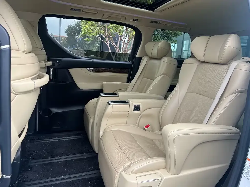 Toyota Alphard — фото 7