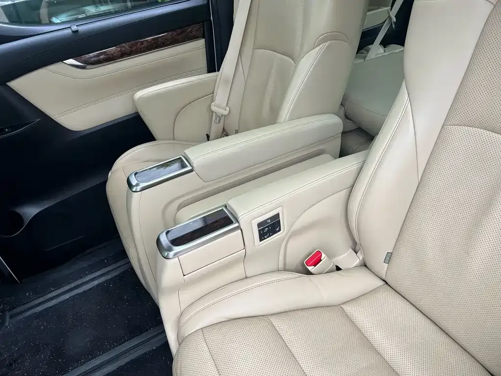 Toyota Alphard — фото 3