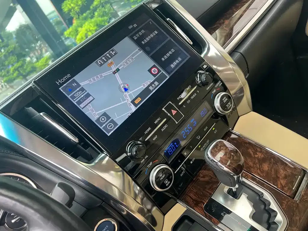 Toyota Alphard — фото 6