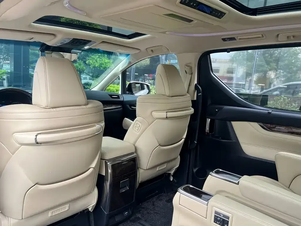 Toyota Alphard — фото 9