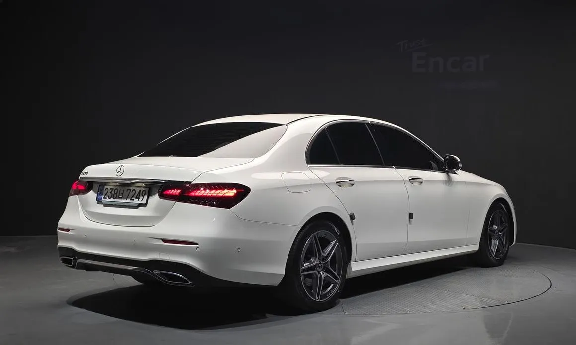 Mercedes-Benz E-Class — фото 2