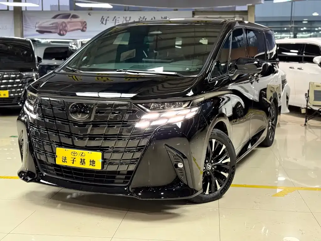 Toyota Alphard — фото 1