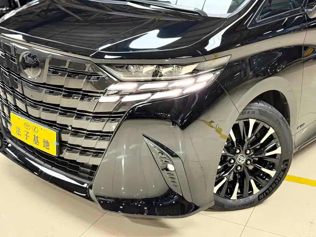 Toyota Alphard — фото 2