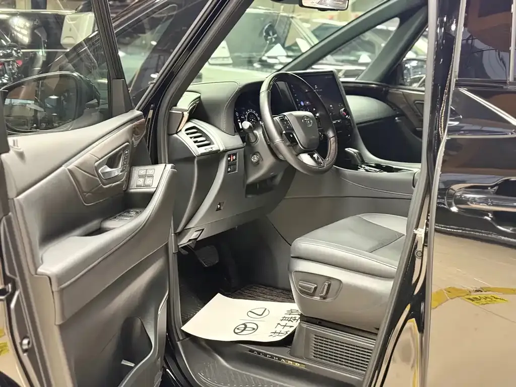 Toyota Alphard — фото 4
