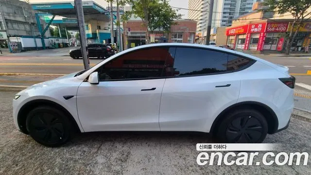 Tesla Model Y — фото 10