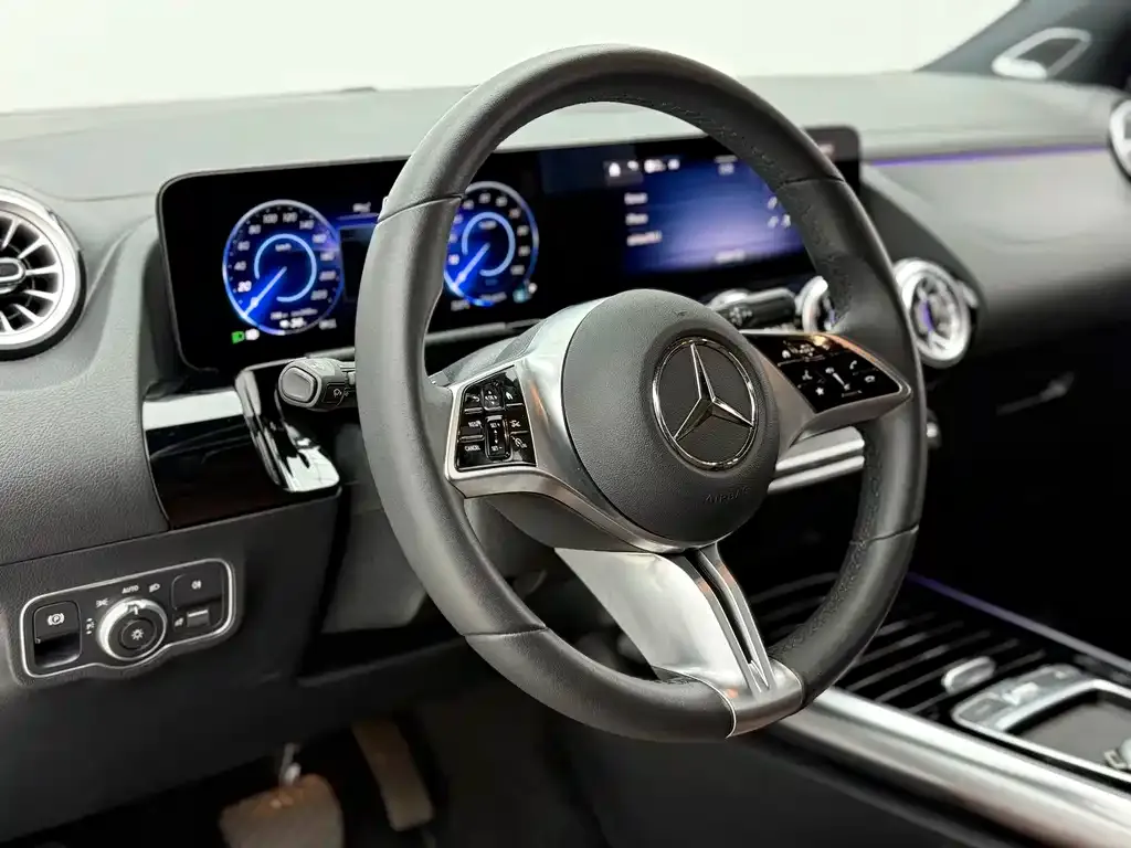 Mercedes-Benz EQA — фото 8
