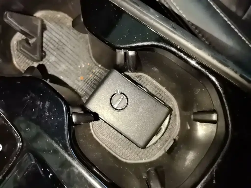 Volvo XC40 — фото 9