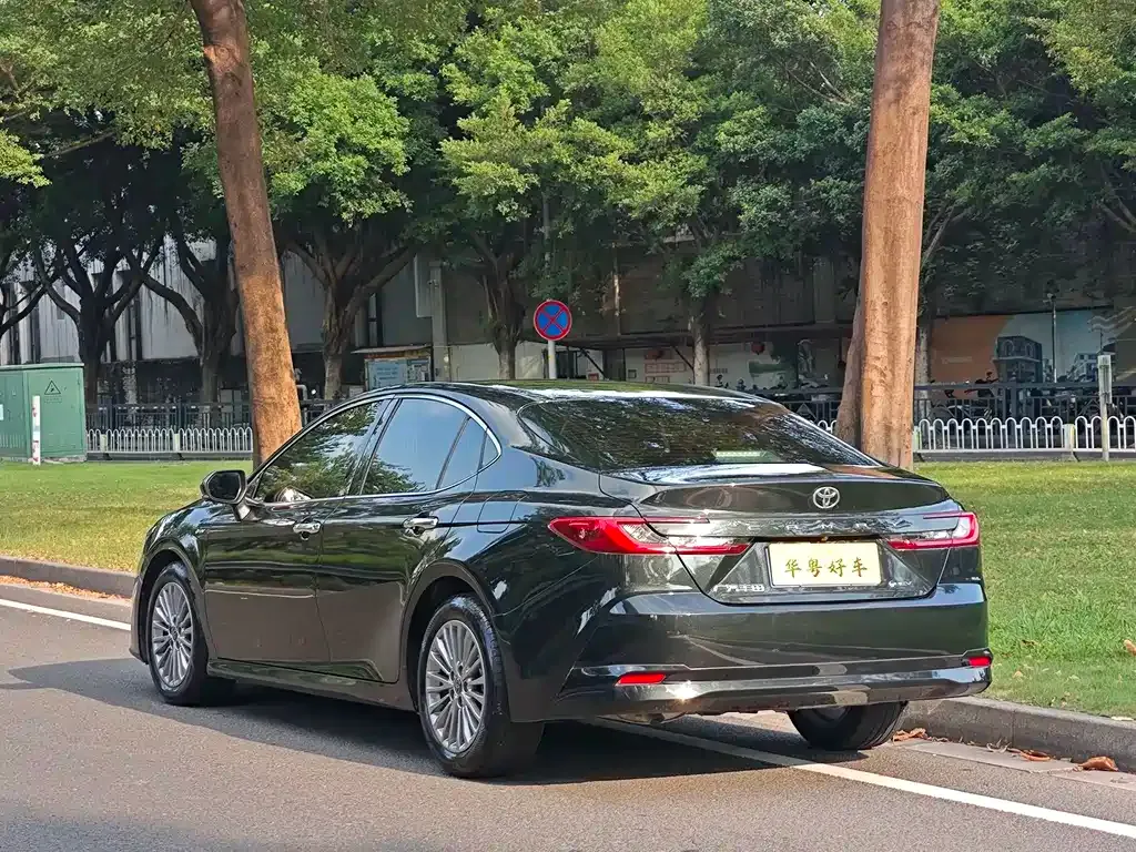 Toyota Camry — фото 9