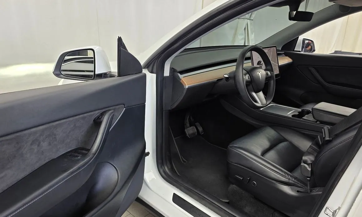 Tesla Model Y — фото 10