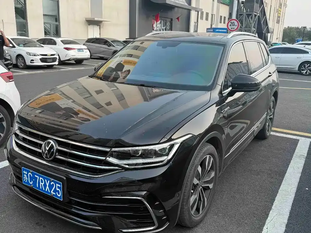 Volkswagen Tiguan L — фото 1