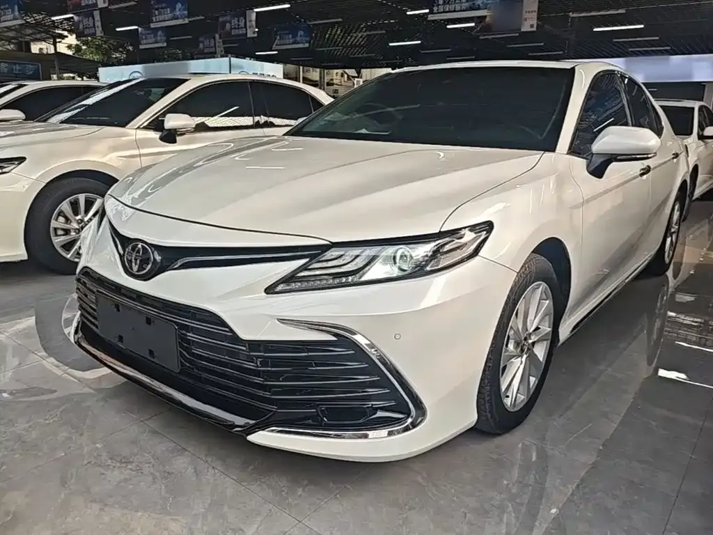 Toyota Camry — фото 1