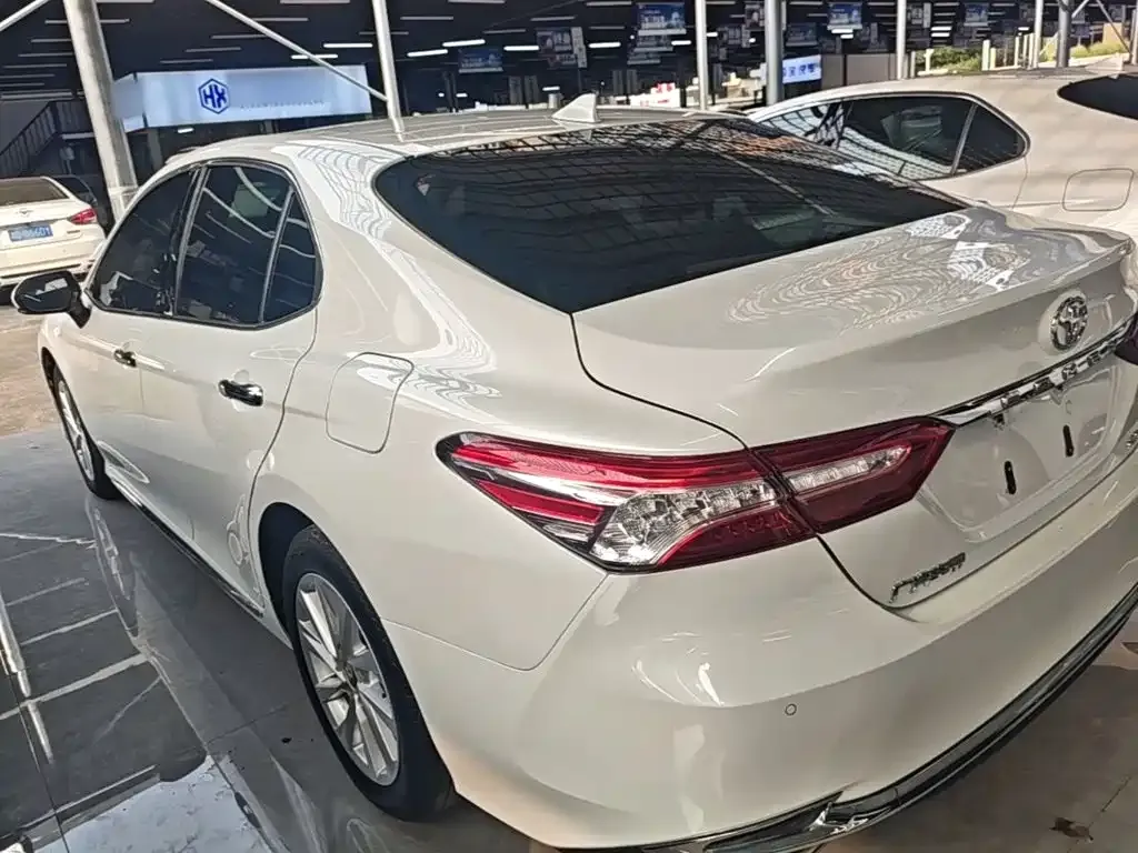 Toyota Camry — фото 2