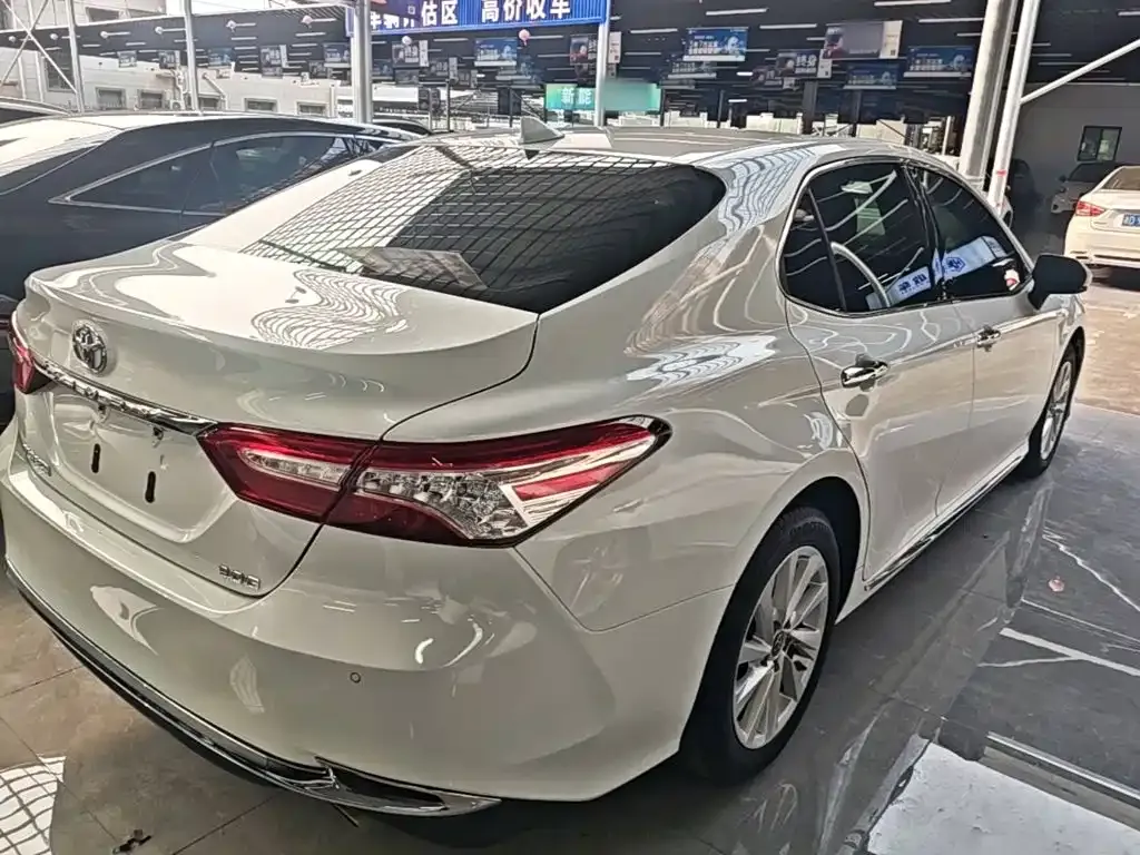Toyota Camry — фото 3