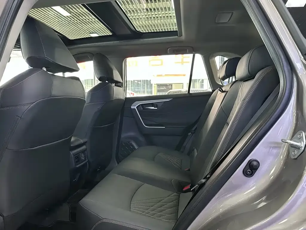 Toyota RAV4 — фото 3
