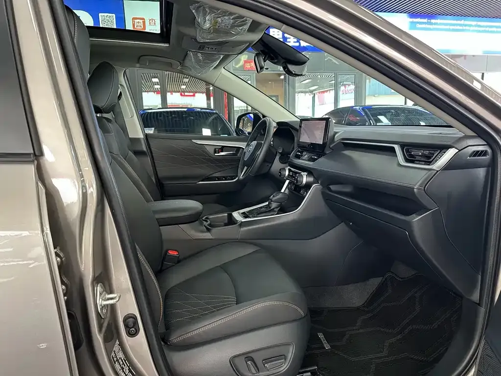 Toyota RAV4 — фото 2