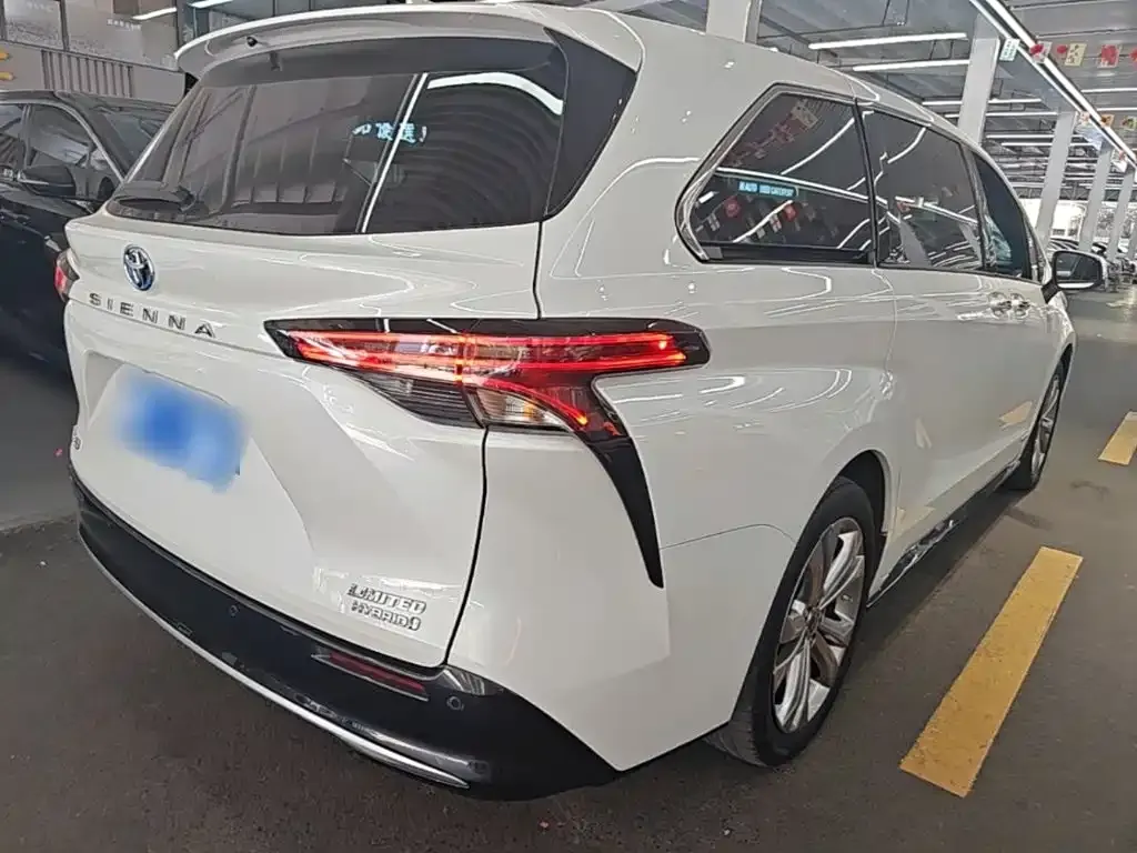 Toyota Sienna — фото 2