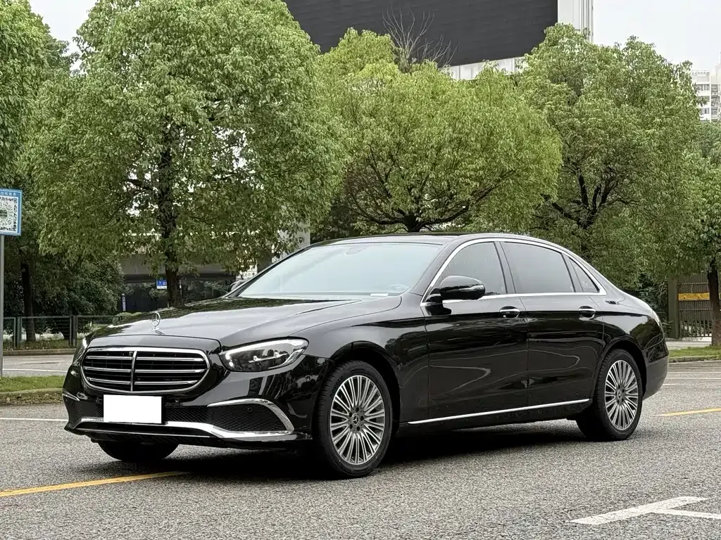 Mercedes-Benz E-Class — фото 1