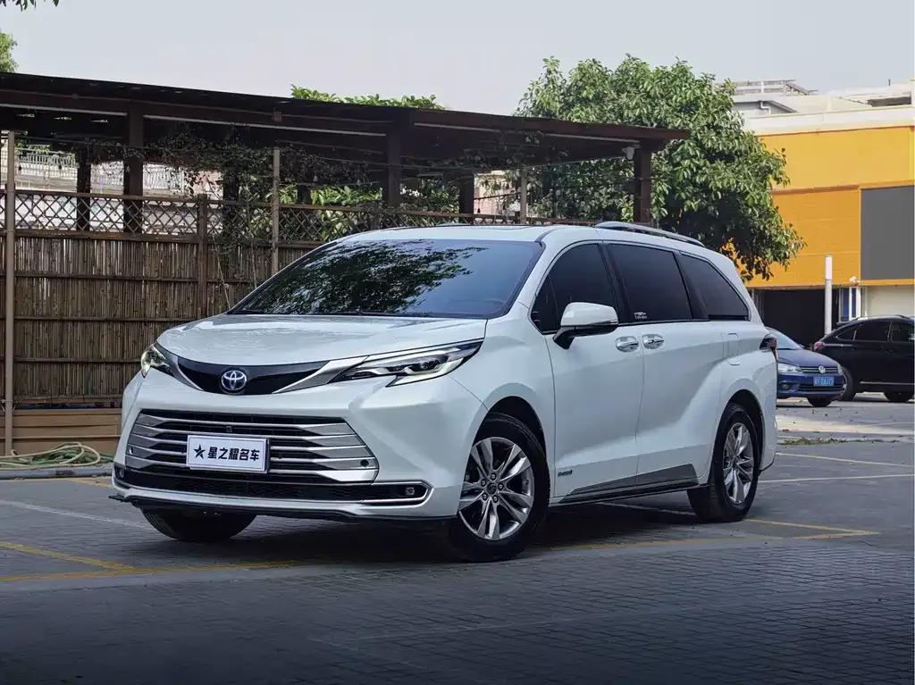 Toyota Sienna — фото 1