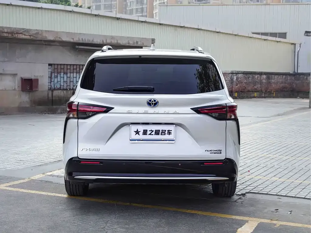 Toyota Sienna — фото 4