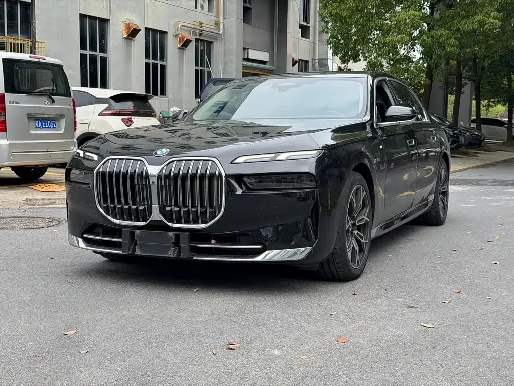 BMW 7 Series — фото 1