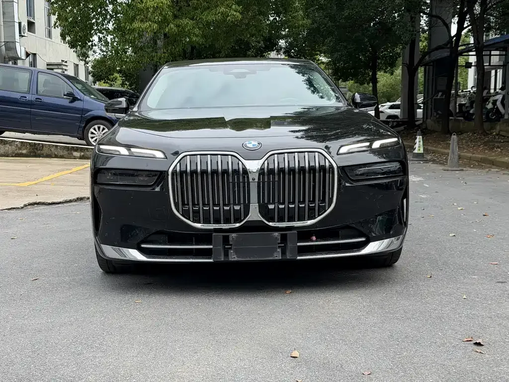 BMW 7 Series — фото 10