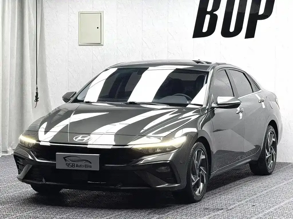Hyundai Elantra — фото 1