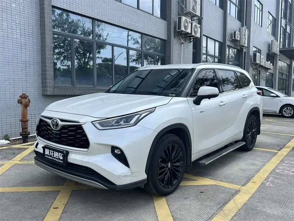 Toyota Highlander — фото 1