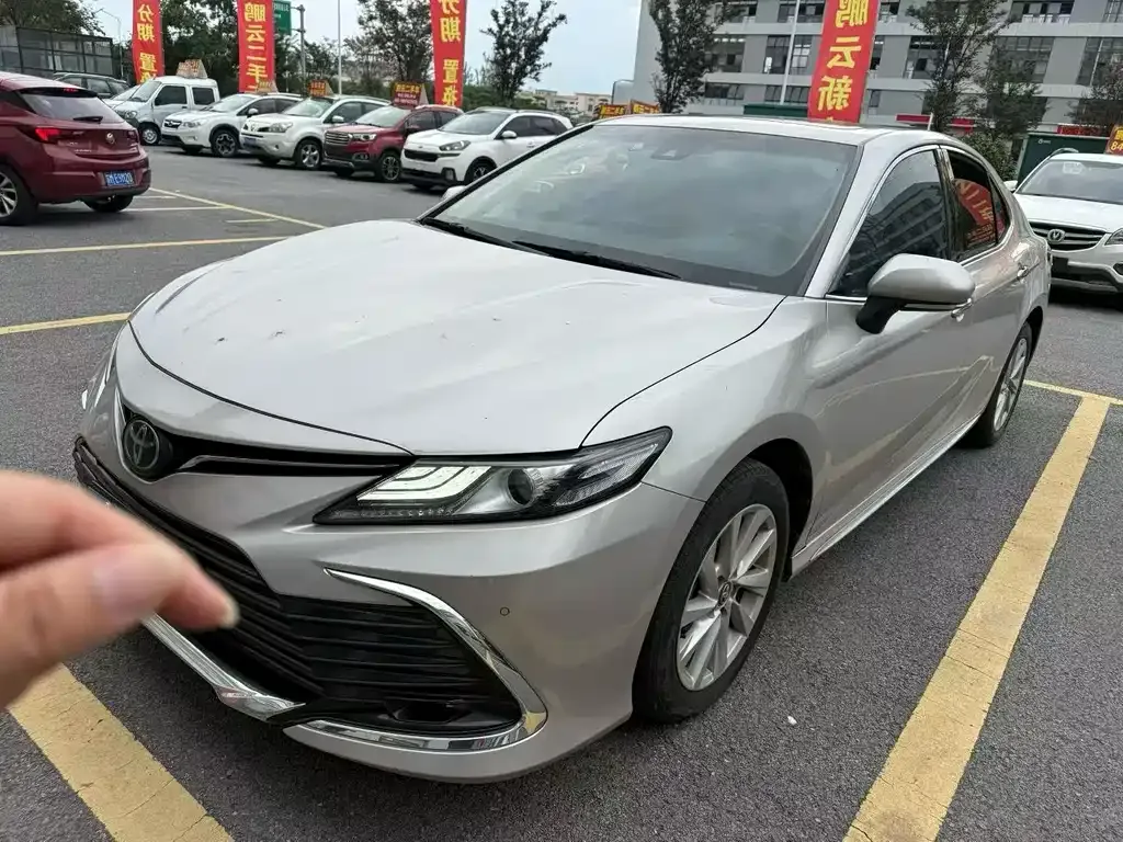 Toyota Camry — фото 1