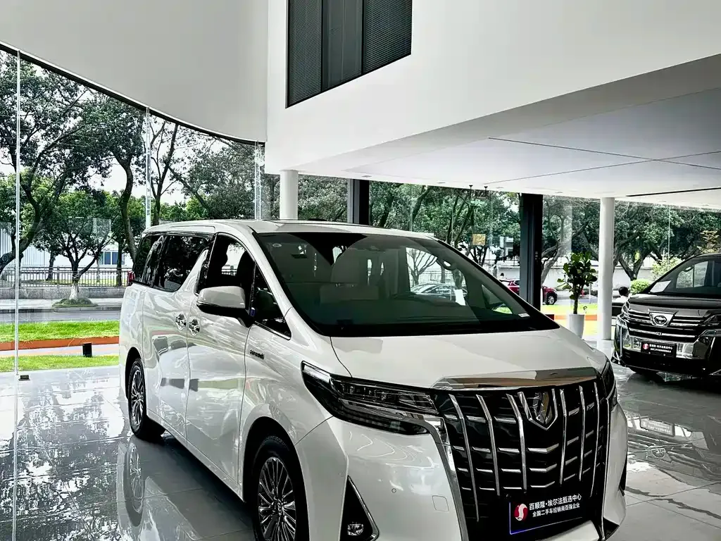 Toyota Alphard — фото 1