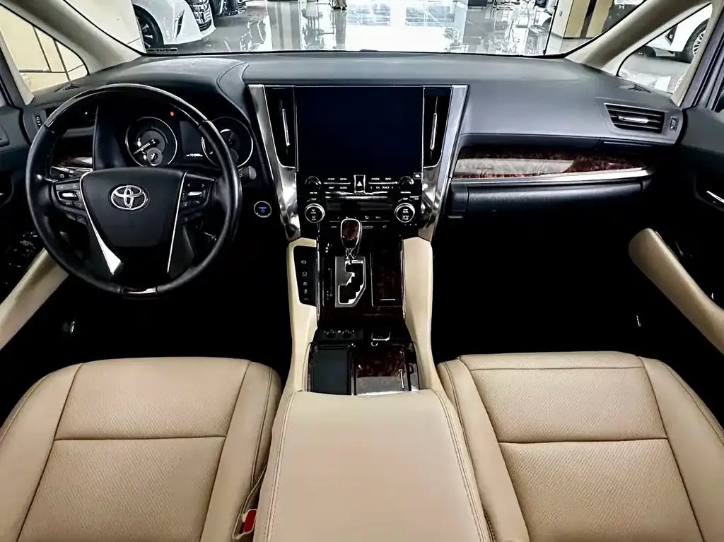 Toyota Alphard — фото 4