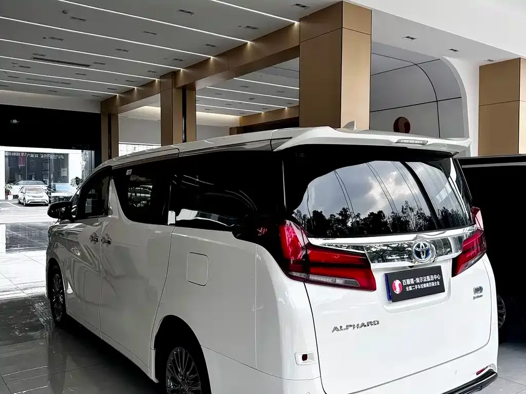 Toyota Alphard — фото 3