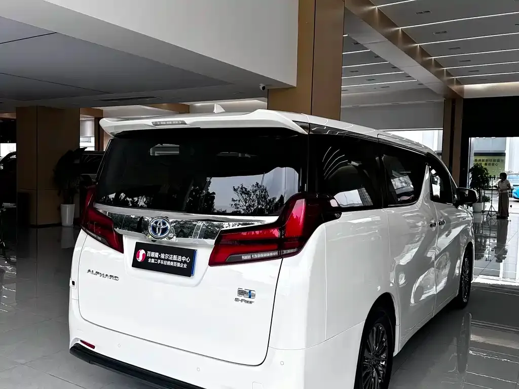 Toyota Alphard — фото 7