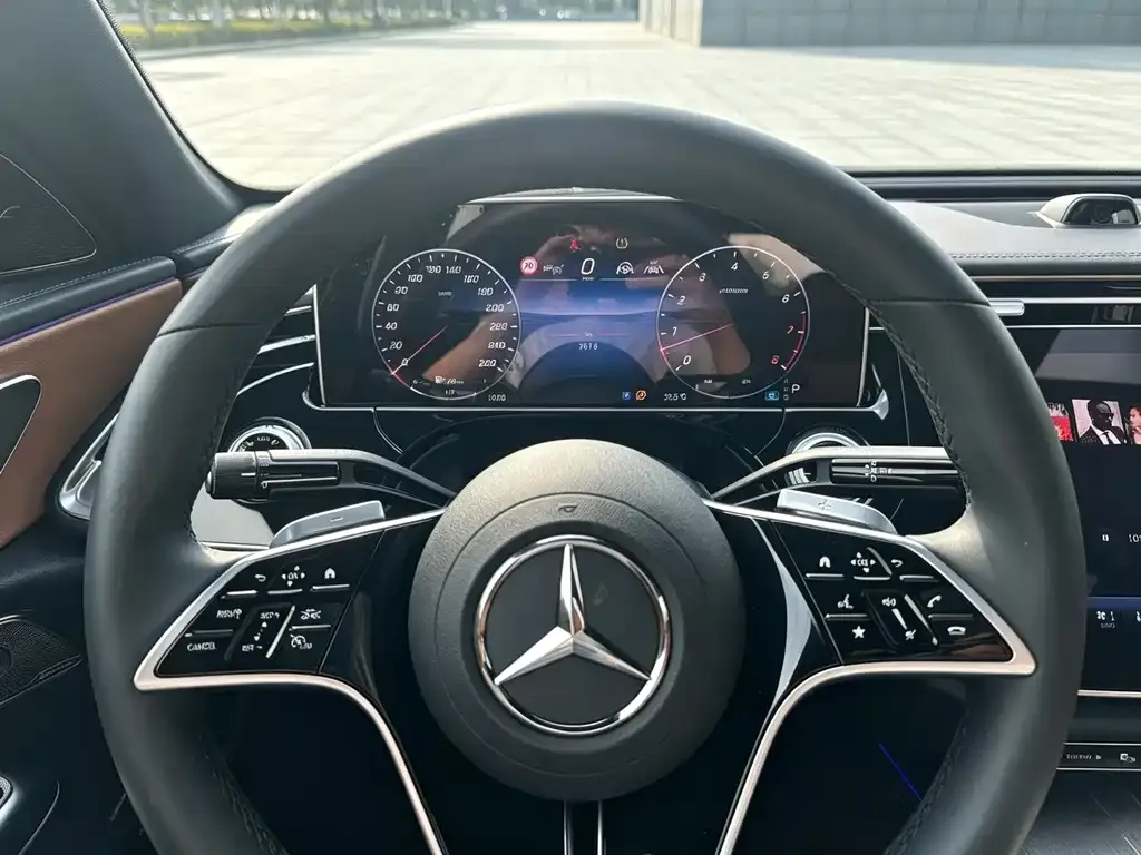 Mercedes-Benz E-Class — фото 2