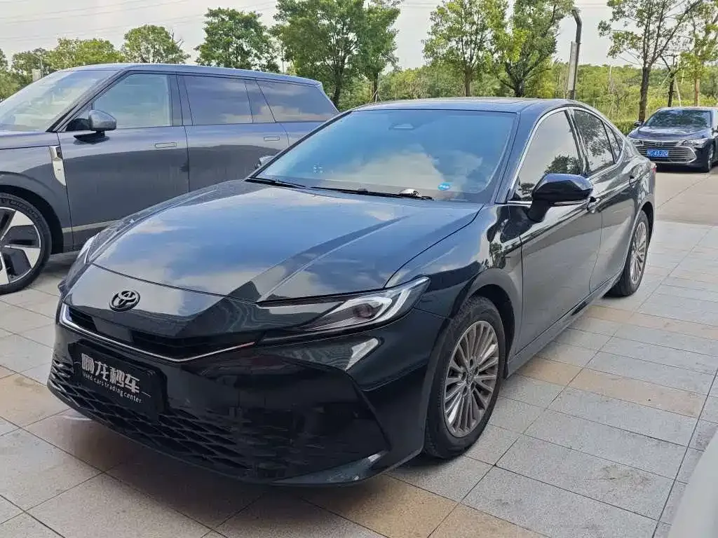Toyota Camry — фото 1