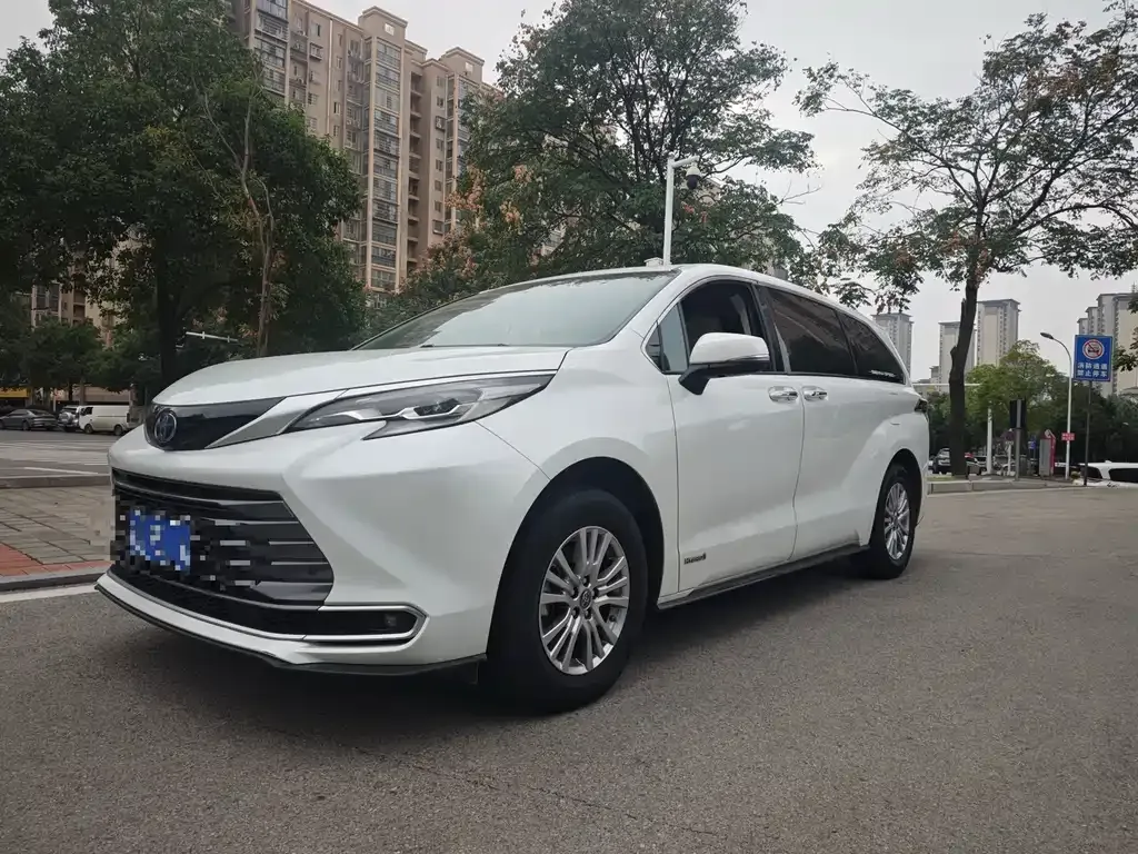 Toyota Sienna — фото 1