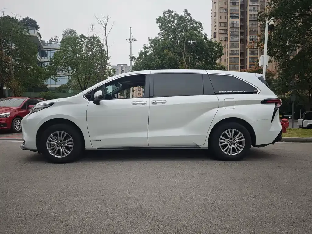 Toyota Sienna — фото 10