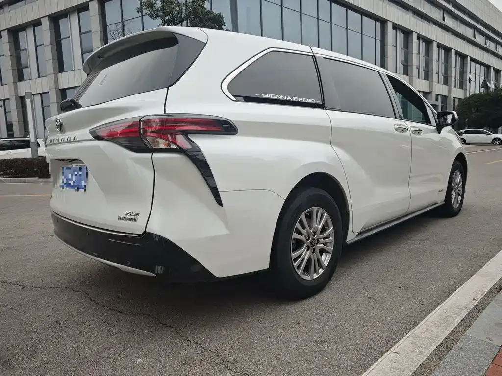 Toyota Sienna — фото 5