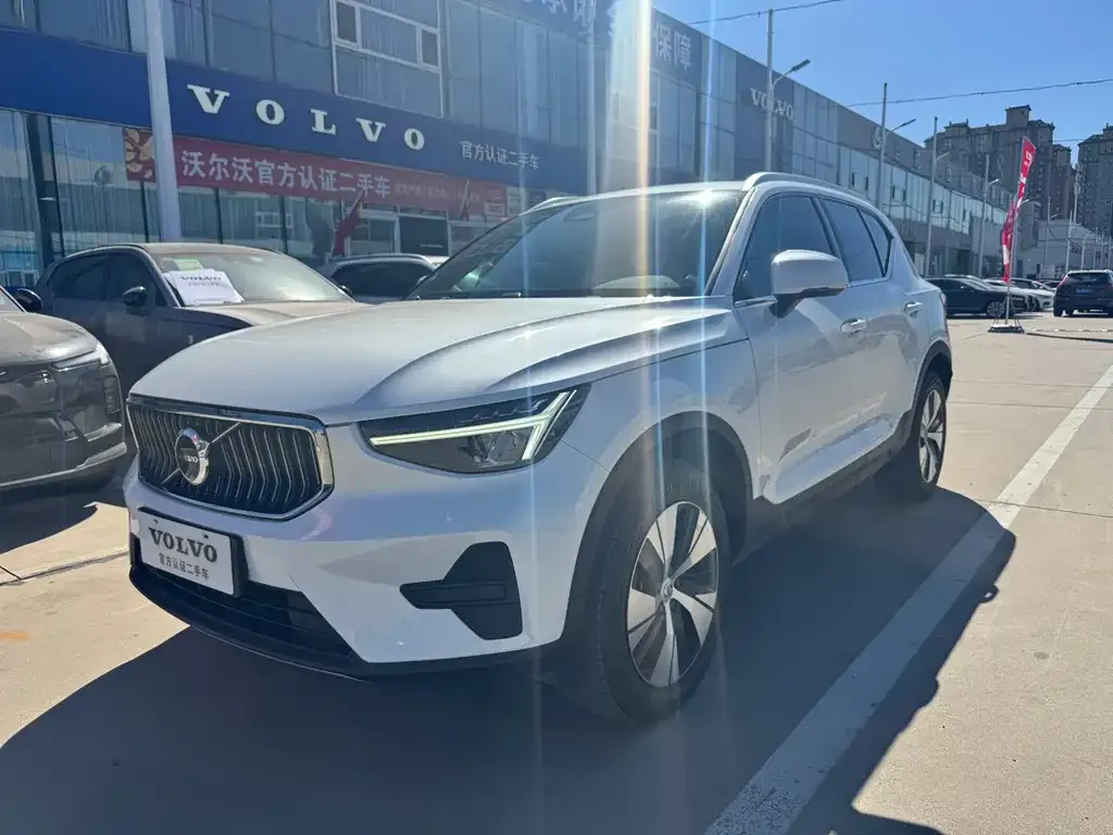 Volvo XC40 — фото 1