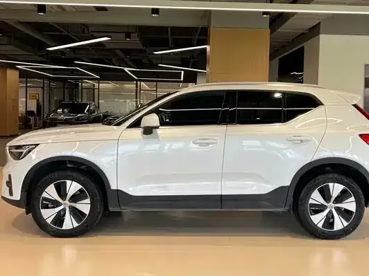 Volvo XC40 — фото 3