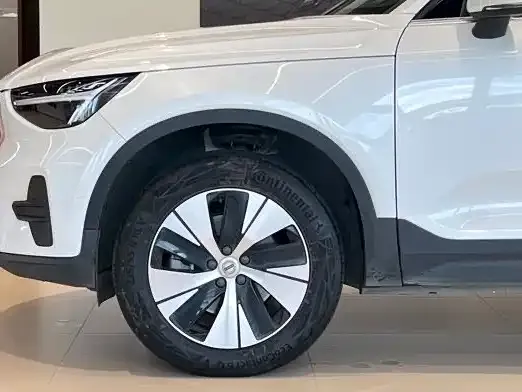 Volvo XC40 — фото 9