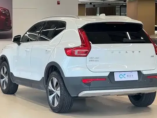 Volvo XC40 — фото 8