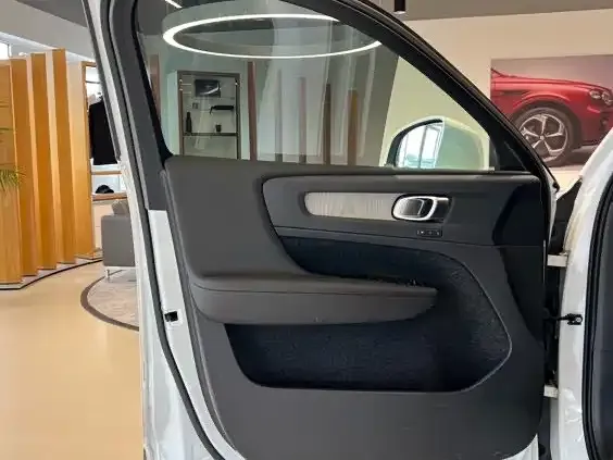 Volvo XC40 — фото 2