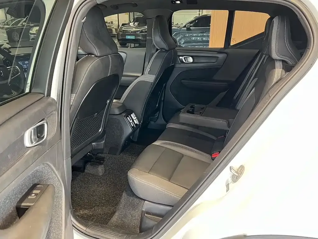 Volvo XC40 — фото 10